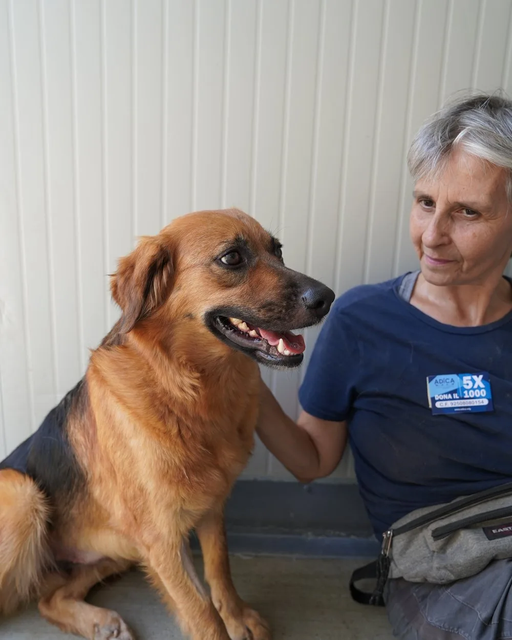 Volontaria ADICA con un cane del canile di Lodi, shooting contenuti social